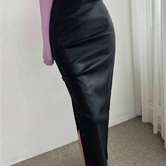 Elegant Black Maxi Skirt - Solid Ruched side slit leather (long) - Picture 8 of 8